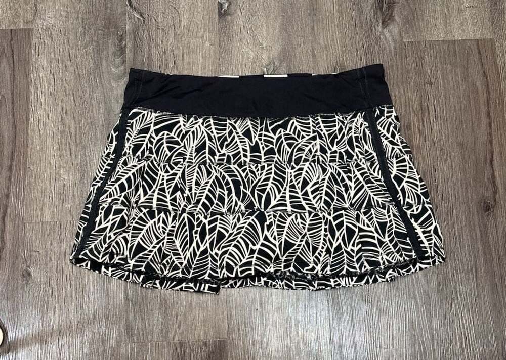 Lululemon Athletica Pace Setter Skirt Size 10 Black White Leaf Print